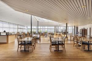 - une salle à manger avec des tables, des chaises et des fenêtres dans l'établissement Best Western Eurostop Orebro, à Örebro