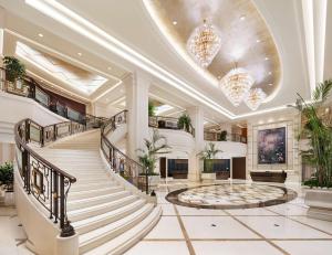 eine Lobby mit einer Wendeltreppe und Kronleuchtern in der Unterkunft Radisson Collection Hotel, Xing Guo Shanghai in Shanghai