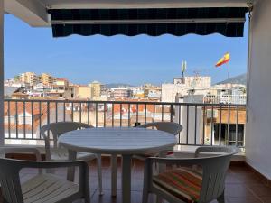 stół i krzesła na balkonie z widokiem w obiekcie Apartamento Fuengirola beach w mieście Fuengirola