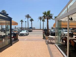 człowiek stojący obok parkingu z samochodami w obiekcie Apartamento Fuengirola beach w mieście Fuengirola