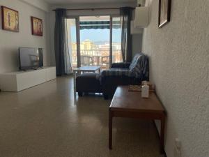 salon z kanapą i telewizorem w obiekcie Apartamento Fuengirola beach w mieście Fuengirola