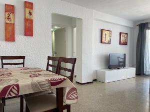 Telewizja i/lub zestaw kina domowego w obiekcie Apartamento Fuengirola beach