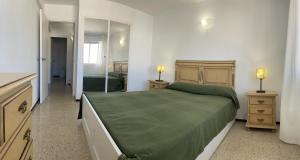 Łóżko lub łóżka w pokoju w obiekcie Apartamento Fuengirola beach
