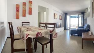 Pokój ze stołem i krzesłami oraz salonem w obiekcie Apartamento Fuengirola beach w mieście Fuengirola