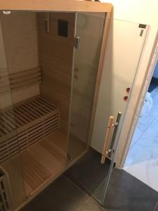 uma cabina de duche ao nível do chão com uma porta de vidro em Happy Land Holliday residential em Épinay-sur-Seine