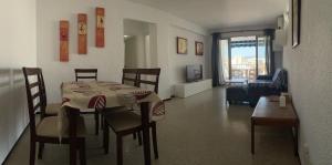 Pokój ze stołem i krzesłami oraz salonem w obiekcie Apartamento Fuengirola beach w mieście Fuengirola