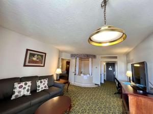 un soggiorno con divano e TV di Salt Lake Plaza Hotel SureStay Collection by Best Western a Salt Lake City