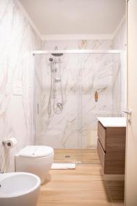 uma casa de banho com um chuveiro, um WC e um lavatório. em Ballaro' Hotel - Budget Room em Palermo