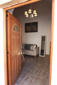 Alicia's Traditional Home In Paradisi في باراديسيون: باب يؤدي إلى غرفة معيشة مع أريكة