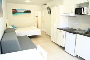 A kitchen or kitchenette at Apartamentos Vistalmar Mallorca