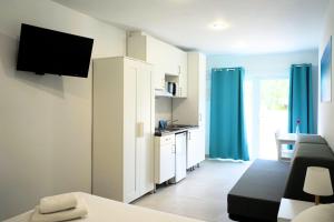 A kitchen or kitchenette at Apartamentos Vistalmar Mallorca