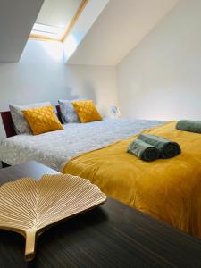 ein Schlafzimmer mit 2 Betten und einem Buch auf dem Tisch in der Unterkunft Apartament Raluca - self check-in in Timişoara