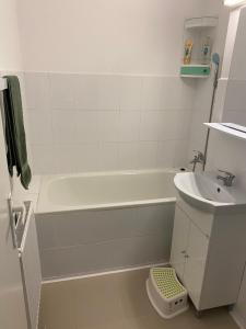 ein Badezimmer mit einer Badewanne und einem Waschbecken in der Unterkunft Apartament Raluca - self check-in in Timişoara