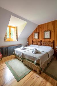 1 dormitorio con 2 camas y paredes de madera en Parador de Bielsa, en Espierba