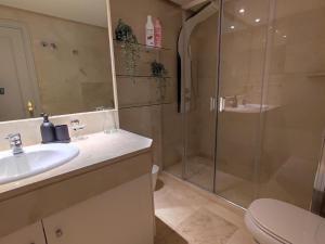 Ванная комната в HomelyStay - Marbella, Marina Banus