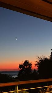 クエルチアネッラにあるIl Giardinoの家の玄関からの夕日の眺め