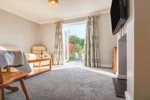 Televiisor ja/või meelelahutuskeskus majutusasutuses Beautiful 3 bedroom home, 10 minutes walk to Beach.