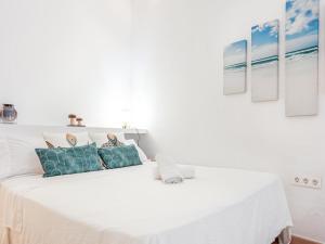 A bed or beds in a room at La muralla de Sevilla