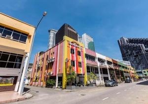 un edificio colorido en una calle de una ciudad en Sunshine Inn en Melaka