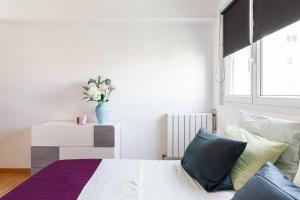 a bedroom with a bed and a vase of flowers at Le Clos des Rosiers in Toulouse