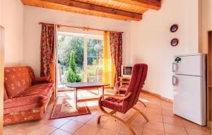 ein Wohnzimmer mit einer Couch, einem Tisch und einem Kühlschrank in der Unterkunft Cozy Apartment In Rowy With Kitchen in Rowy