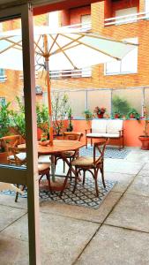 - une table et des chaises avec un parasol sur la terrasse dans l'établissement Naty Studio with Terrace, à Vila Nova de Famalicão