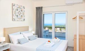 sypialnia z łóżkiem i widokiem na ocean w obiekcie Villa Di Giorgio Heated Pool w mieście Kournás