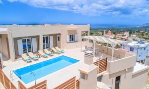 Bazén v ubytování Villa Di Giorgio Heated Pool nebo v jeho okolí