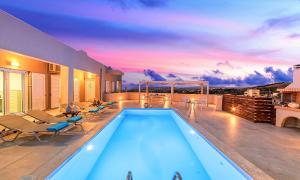 Bazén v ubytování Villa Di Giorgio Heated Pool nebo v jeho okolí