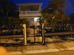 een poort voor een huis met palmbomen bij Casa Caleton in Río San Juan