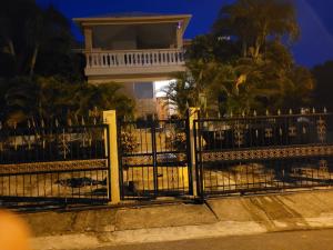 una puerta frente a una casa con palmeras en Casa Caleton, en Río San Juan