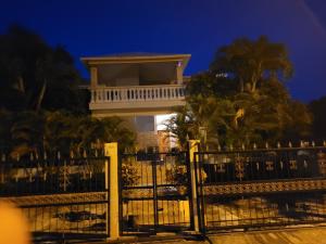um portão em frente a uma casa à noite em Casa Caleton em Río San Juan