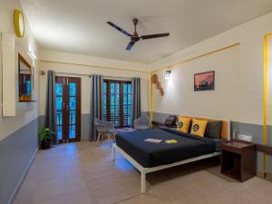 salon z łóżkiem i kanapą w obiekcie The Hosteller Coorg Rainforest, Madikeri w mieście Madikeri