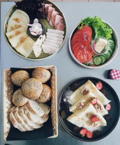 una mesa con tres platos de comida. en FORREST en Polanica-Zdrój