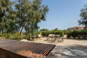 un'area picnic con tavolo, sedie e tavolo da picnic di San Carlo - private beach a Palermo