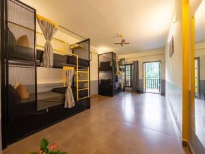 Letto o letti in una camera di The Hosteller Coorg Rainforest, Madikeri