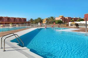 una gran piscina de agua azul en un complejo en Villa Hyc Playa de las burras, en Maspalomas