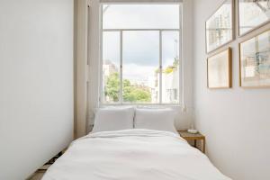 Кровать или кровати в номере A Gorgeous Studio in the Hippest Building in Town