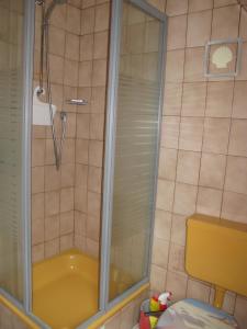 y baño con ducha y puerta de cristal. en FeWo ONNO NORD151, en Norden