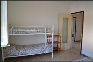 - 2 lits superposés dans une chambre avec un miroir dans l'établissement Appartamento 6, à Ameglia
