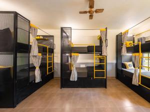Letto o letti a castello in una camera di The Hosteller Coorg Rainforest, Madikeri