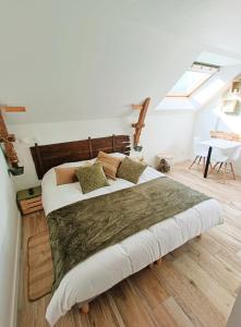 a bedroom with a large bed in a attic at Domaine Minio Bihan in Pluvigner