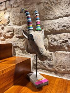 uma estátua de uma gazela cabeça sobre uma mesa em Hostal Casa de Luna y Sol em Úbeda