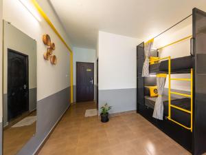 Letto o letti in una camera di The Hosteller Coorg Rainforest, Madikeri