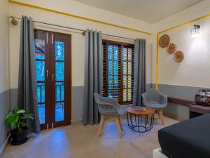 Area soggiorno di The Hosteller Coorg Rainforest, Madikeri