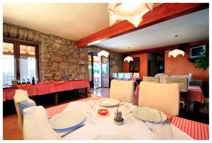 een eetkamer met een witte tafel en stoelen bij Villa Calussovo in Ripenda Kras