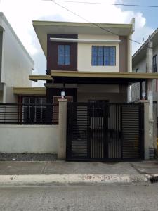 una casa con una puerta delante de ella en Budget Home in Iloilo Staycation At 8 Pax, en Oton