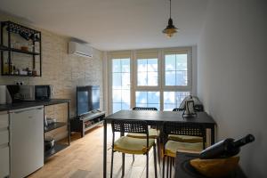 cocina con mesa y sillas en una habitación en Amplio apartamento independiente con terraza, en Brunete