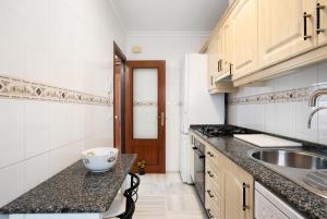 Kuchyň nebo kuchyňský kout v ubytování Apartamento Romo