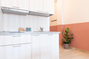 Kuchyňa alebo kuchynka v ubytovaní TEODORA SUITE pink + 29 fotografií